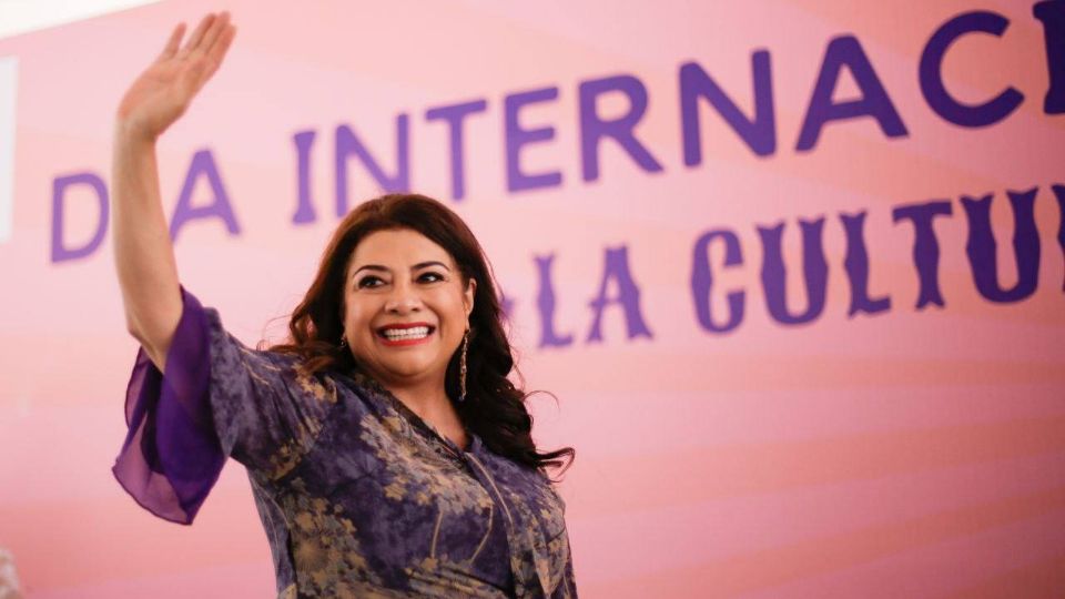 Clara Brugada, candidata a la Jefatura de Gobierno, en un evento por el Día del Libro.