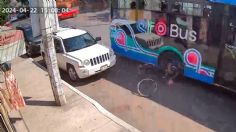 Autobús atropella a ciclista en las calles de Querétaro y huye sin detenerse: VIDEO