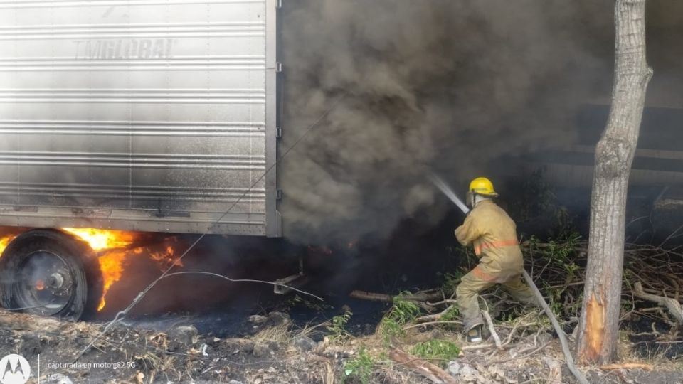 Bombero en el corralón de Xalapa, Veracruz