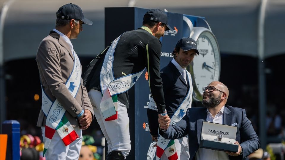 Erwin Walton, Brand Manager México de Longines, entregó el premio al ganador de la prueba CSI5