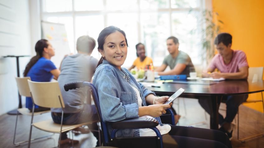 BBVA ofrecerá becas de hasta 4 mil pesos para jóvenes con discapacidad: ¿Cómo puedes obtenerla?