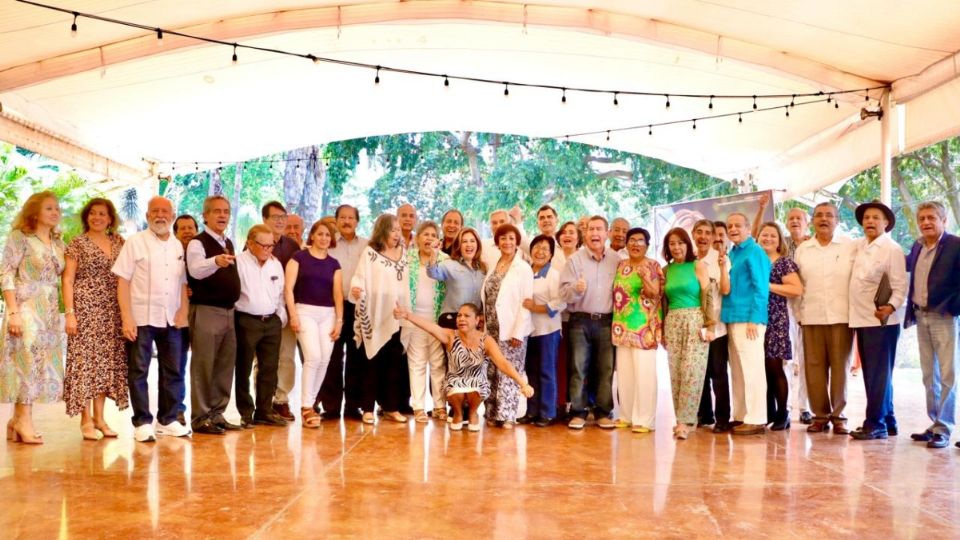 Lucy Meza, candidata de la coalición “Dignidad y Seguridad por Morelos, Vamos Todos”, junto a trabajadores y académicos jubilados de la UAEM.