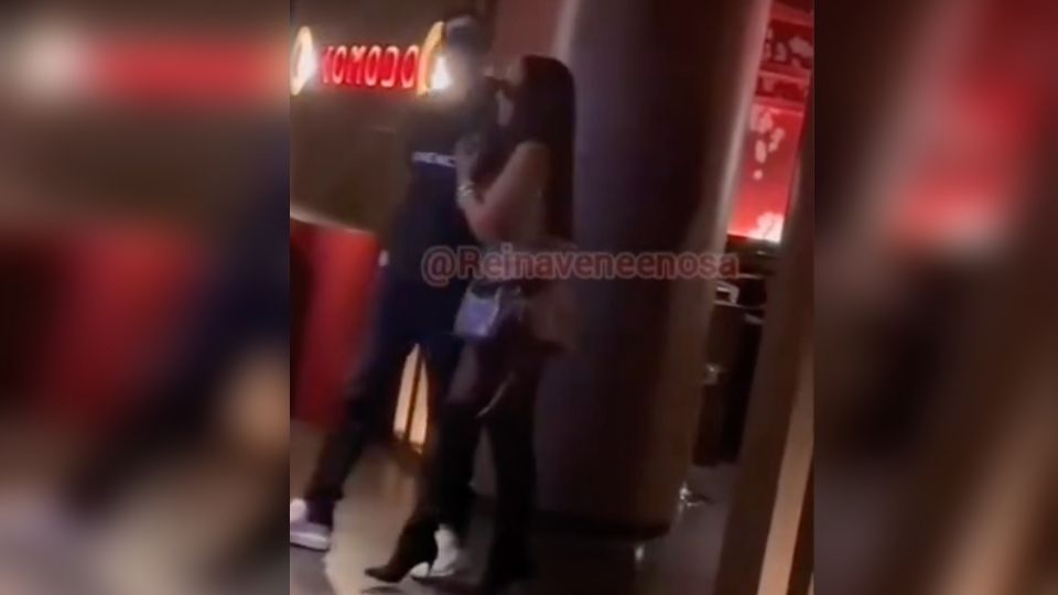 Captan a Peso Pluma y Anitta en lujoso restaurante de Las Vegas