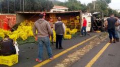 VIDEO: Tráiler de aguacate vuelca en autopista de Siglo XXI, NO hay rapiña y ayudan a despejar la vía