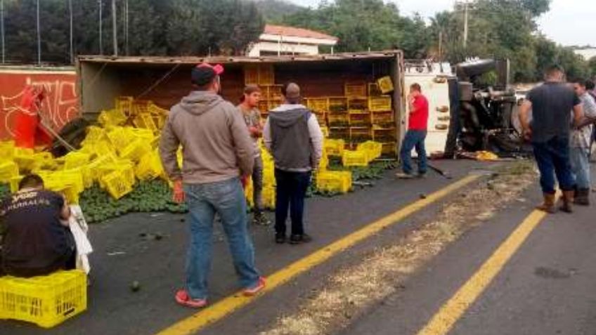 VIDEO: Tráiler de aguacate vuelca en autopista de Siglo XXI, NO hay rapiña y ayudan a despejar la vía