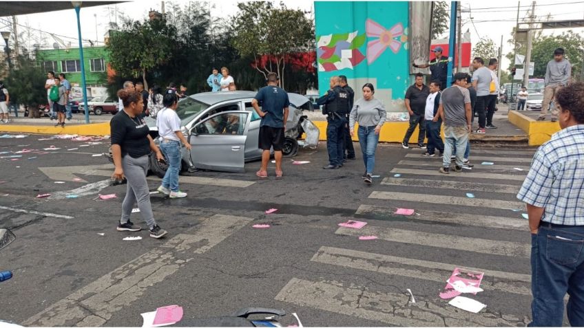 Aparatoso choque entre patrulla y auto deja al menos 4 heridos en Congreso de la Unión