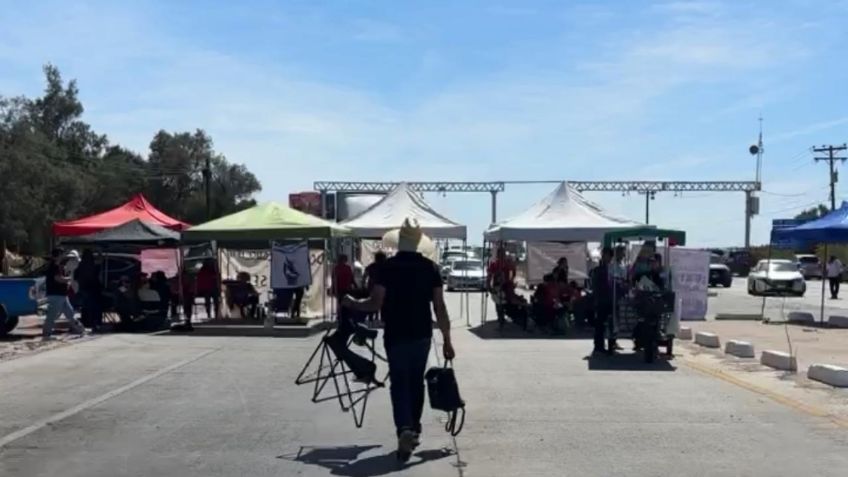 Maestros bloquean el acceso al Aeropuerto de La Paz  en Baja California Sur