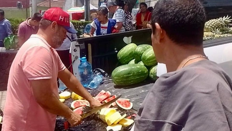 Yahir regala piñas y sandías