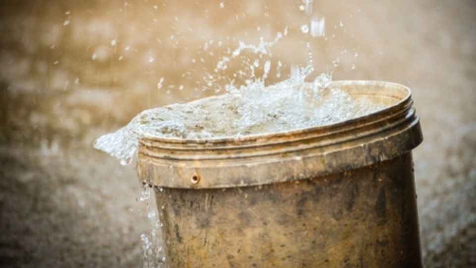 La cantidad de agua necesaria para formar una nube es tan grande que una cubeta no ayuda mucho.