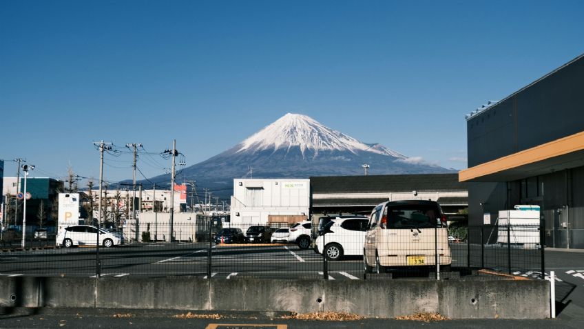 Turitisficación: Locales bloquearán la vista del Fuji en Japón para disuadir a turistas