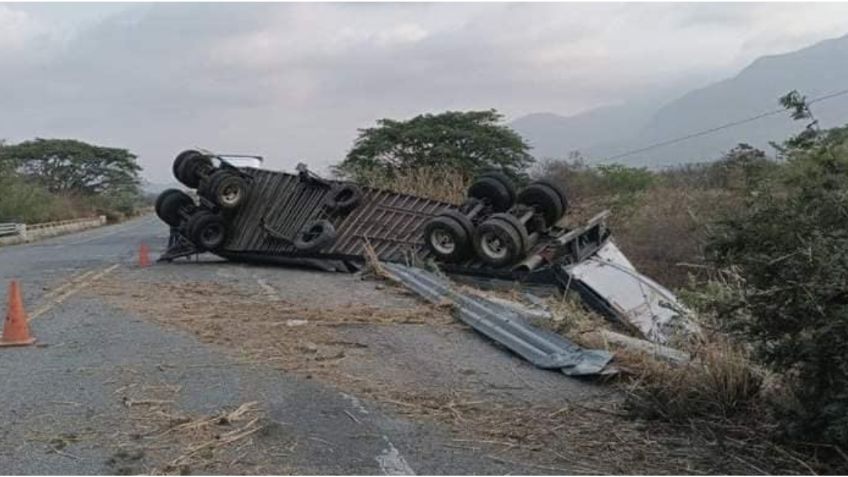 Mueren 3 migrantes tras ser embestidos por un tráiler en carretera de Oaxaca