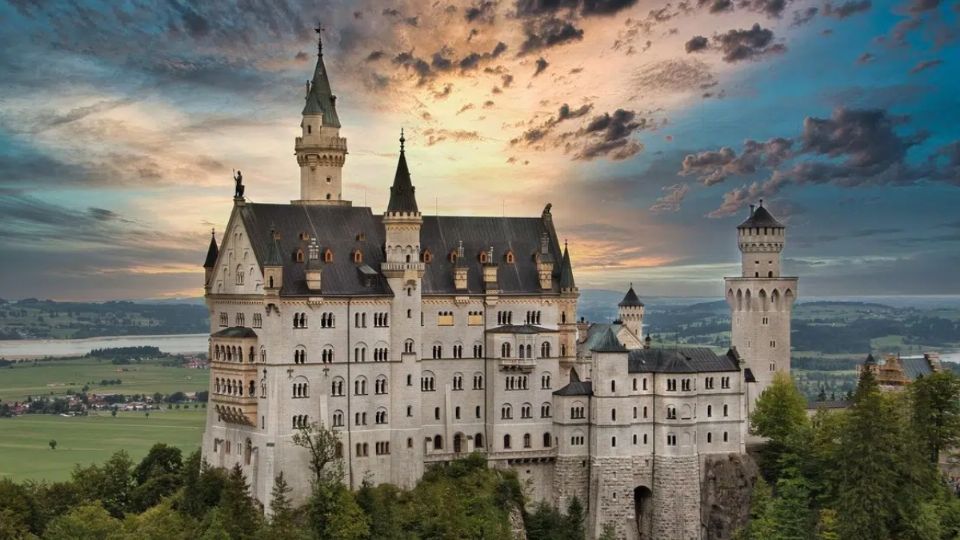 El hermoso castillo de Neuschwanstein es uno de los sitios que podrás visitar.