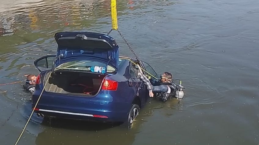 Auto pierde el control y cae a canal de Puebla; sobrevive el conductor, pero mueren 4 en el fondo del agua