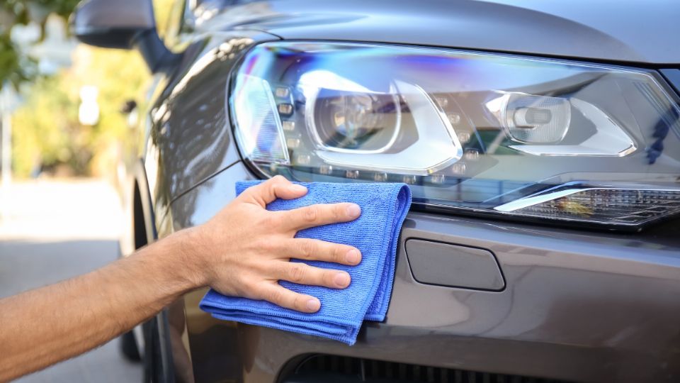 Cómo limpiar los faros amarillentos de tu auto usando un mineral natural