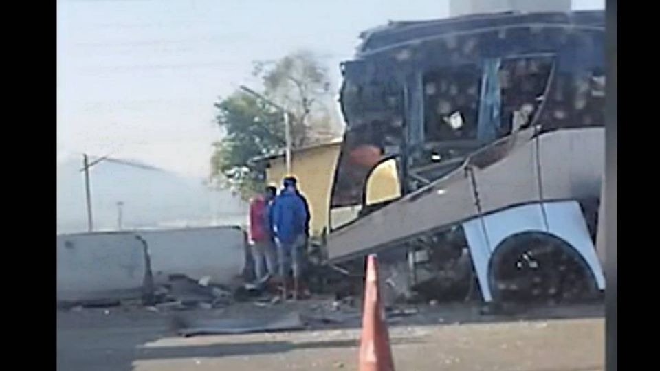 Autobús tras chocar en la carretera México-Toluca