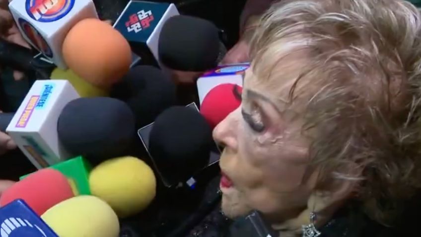 Silvia Pinal recibe homenaje entre empujones y gritos, fans exigen respeto, casi aplastan a la querida actriz