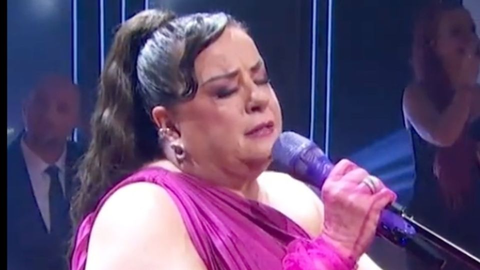 Isabel no puede terminar de cantar el homenaje que había preparado para su papá