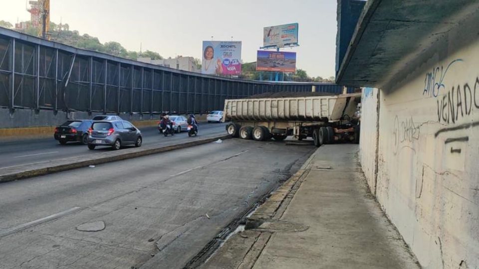 El vehículo pesado sigue en la zona.