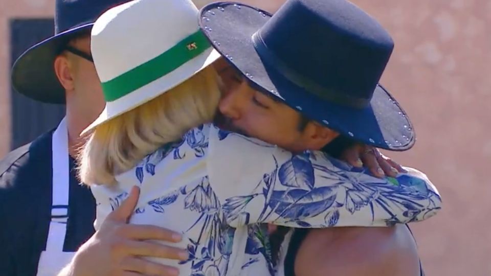 Laura Bozzo y Rey Grupero se dan emotivo abrazo por la salvación.