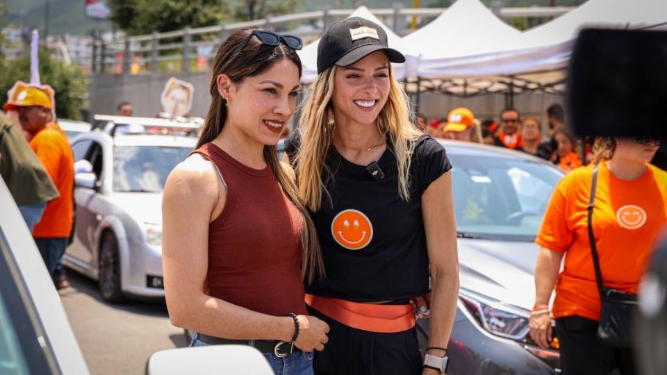 Durante su visita al mercado, Mariana estuvo acompañada de Zoila Barrón, candidata de MC a diputada local por el distrito 2 de Monterrey