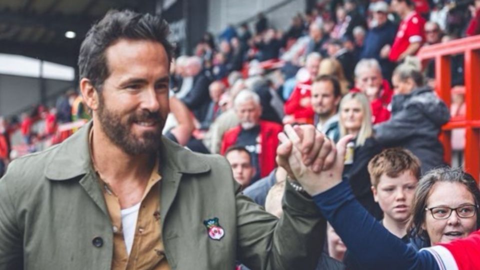 Ryan Reynolds saluda a la afición del Wrexham Association Football Club.