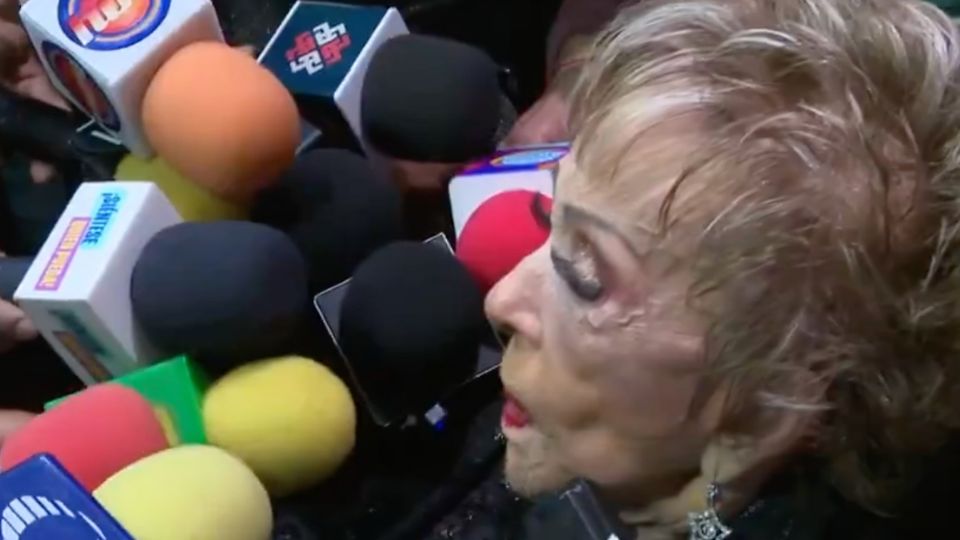 Entre gritos y empujones, Silvia Pinal recibe homenaje por 75 años de trayectoria