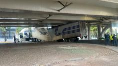 Otra vez en Circuito Interior: tráiler queda atorado en puente vehicular