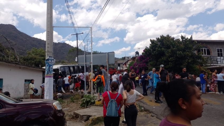 Autobús choca contra casa en Tenancingo-Chalma, hay 20 personas lesionadas