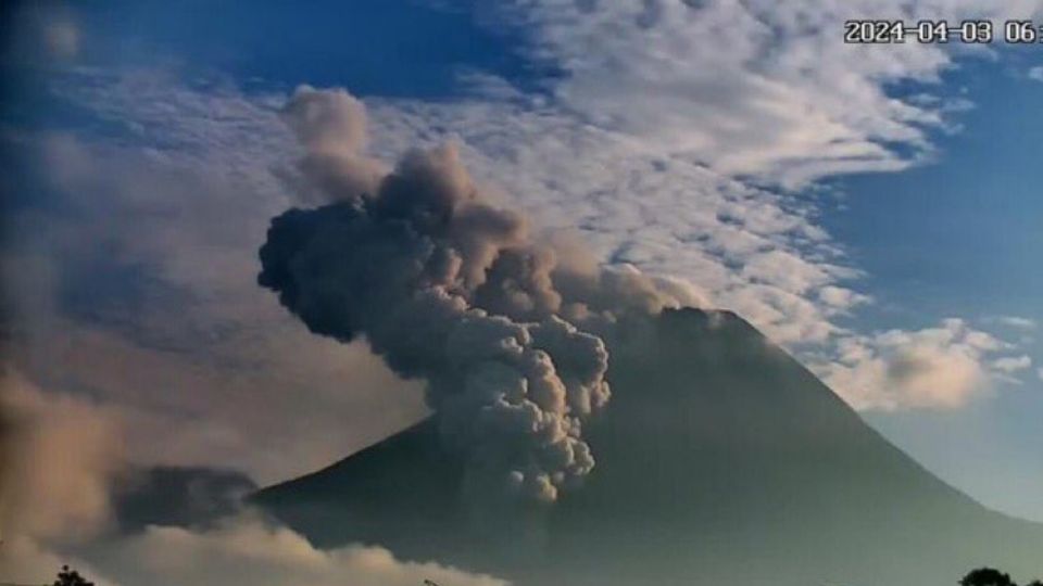 La lluvia de ceniza ya afecta a distintas ciudades de Indonesia.