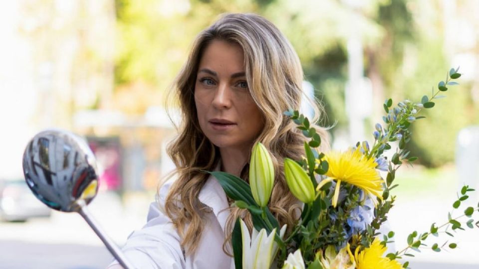 Ludwika Paleta arrasó con su vestido lleno de flores en colores vibrantes.