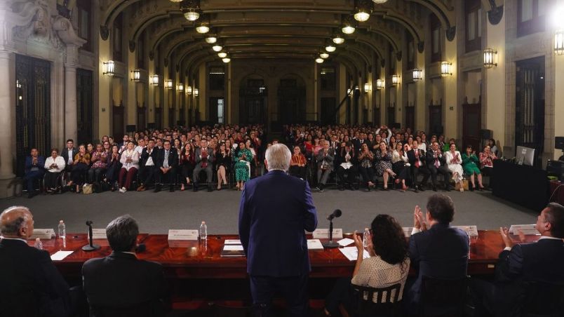 Presidente López Obrador en reunión con legisladores