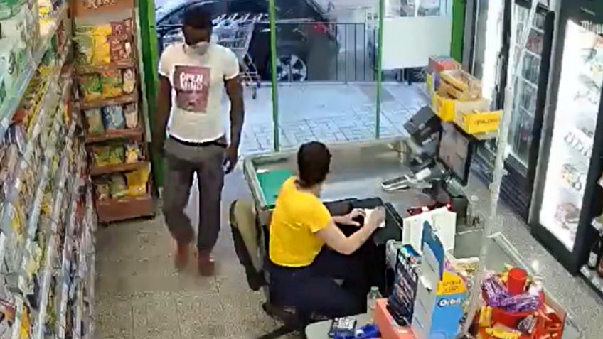 IMÁGENES FUERTES: ladrón le aplica la llave china a cajera y roba dinero de tienda