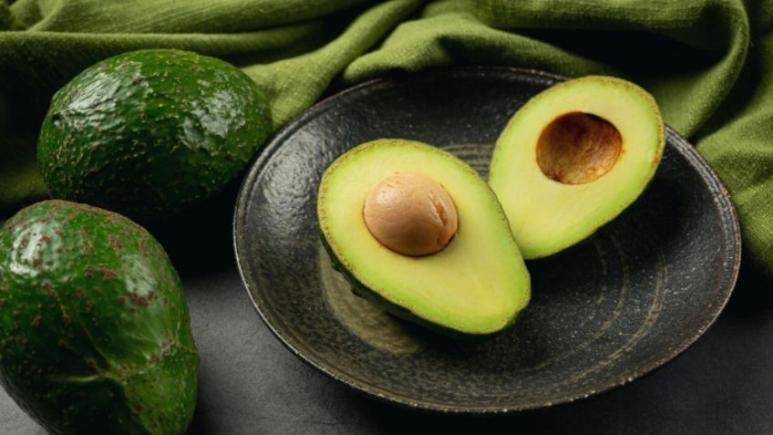 Usa el hueso de aguacate como fertilizante natural para para revivir tus plantas