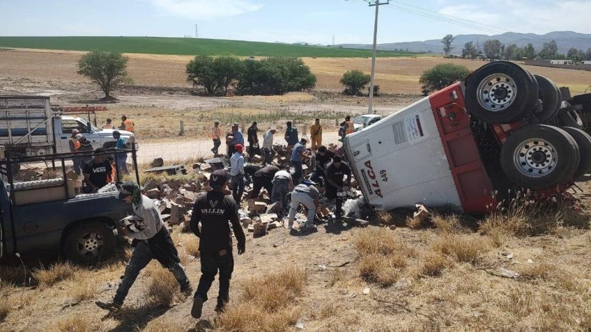 Volcadura de autobús con cerveza termina en actos de rapiña en el libramiento sur de Aguascalientes