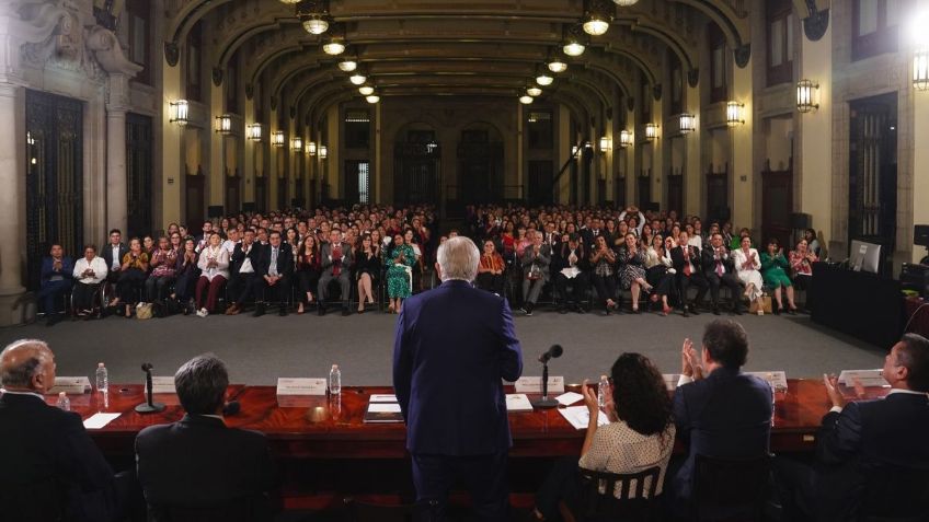 AMLO pide a legisladores cerrar filas con la 4T