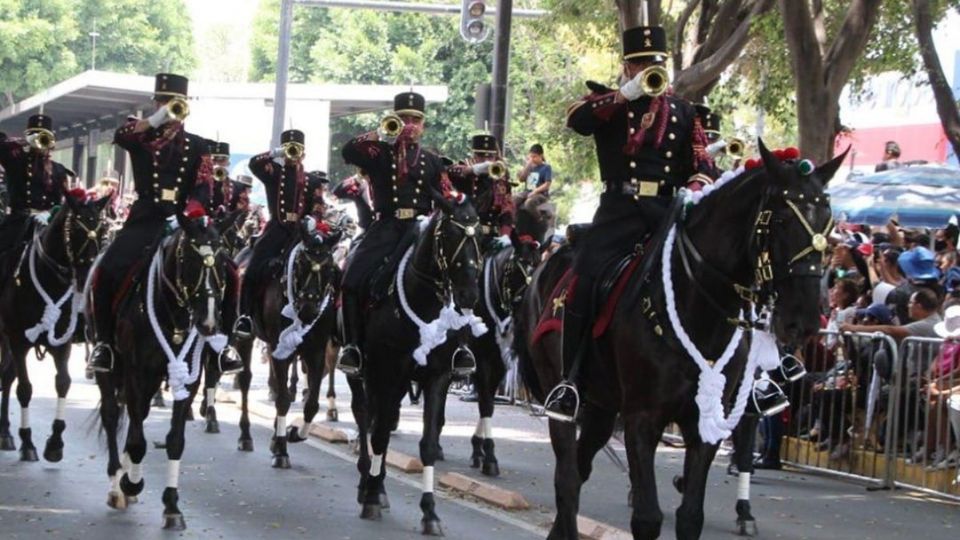 Este desfile también contará con la presencia de personal militar y de equipos de rescate.