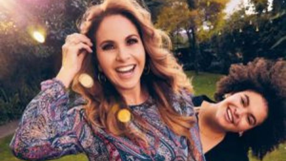 Lucero Mijares y su madre disfrutando de un día en familia