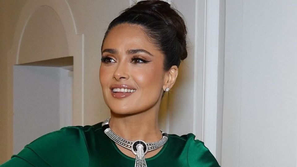 Salma Hayek no deja de recibir elogios e incluso es llamada “el ícono de la belleza”.
