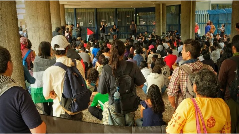 La asamblea fue realizada a un costado de la Facultad de Filosofía y Letras de la UNAM