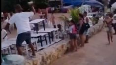 VIDEO: ¡volaron las sillas! Turistas y vendedores arman campal en playa Caleta, en Acapulco