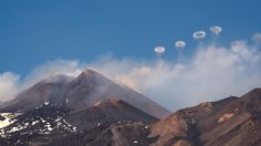 Volcán Etna enciende alertas en Italia, comienza a desprender anillos de humo alrededor del cráter