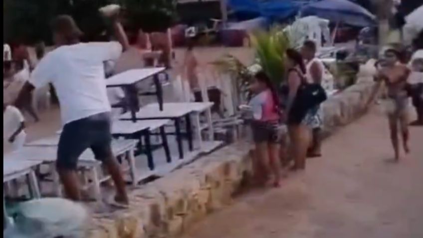 VIDEO: ¡volaron las sillas! Turistas y vendedores arman campal en playa Caleta, en Acapulco