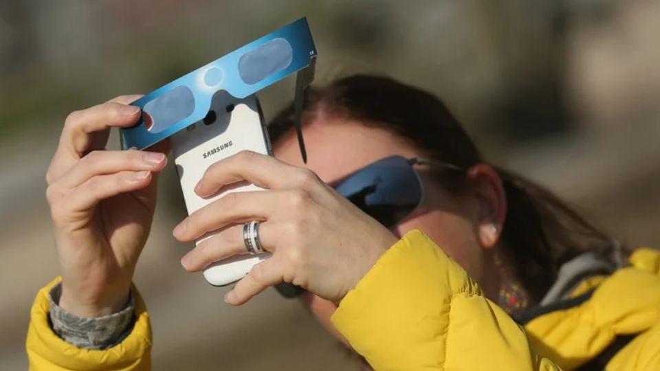 Recuerda usar filtros solares para proteger el lente de tu cámara durante el eclipse.