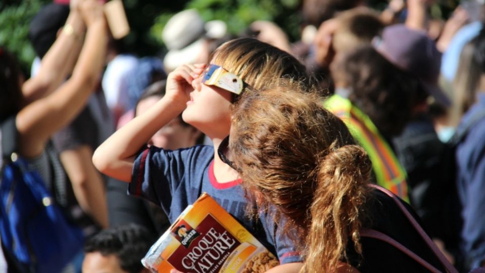 Niños al observar un fenómeno astronómico