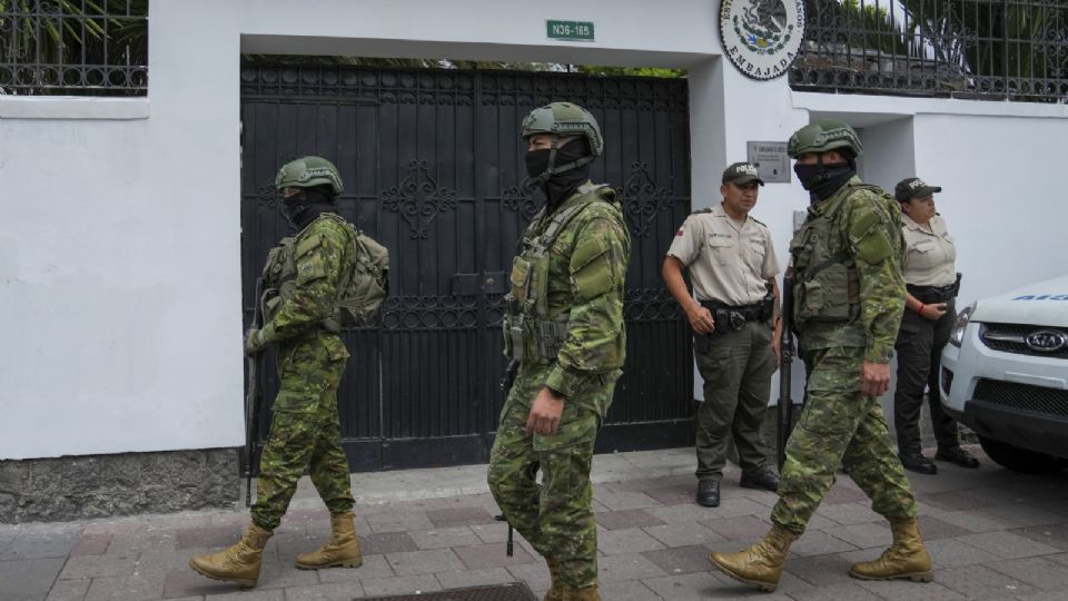 Soldados y policías hacen guardia frente a la embajada de México