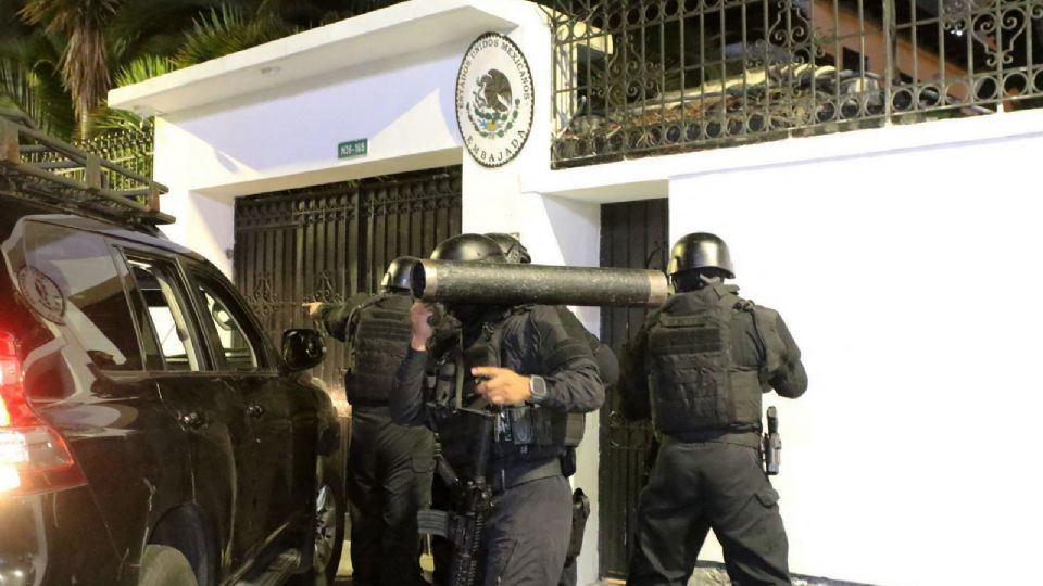 La irrupción policiaca de la Policía de Ecuador en la embajada mexicana fue condenada por políticos de todos los partidos.