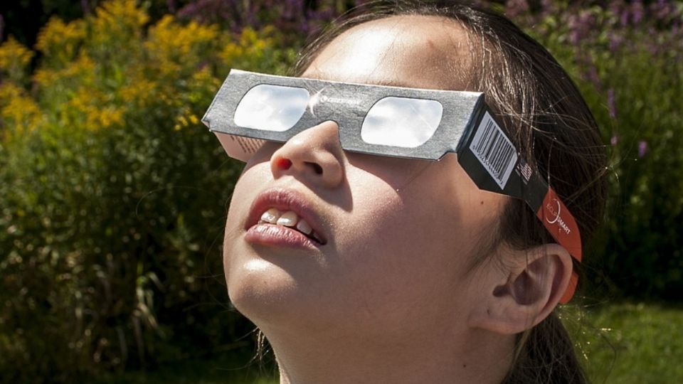 Ver de forma directa el eclipse podría causar severas afectaciones visuales.