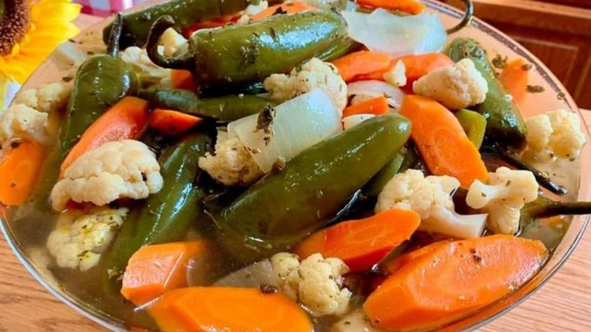 Aprende a preparar estos deliciosos chiles en vinagre con verduras y nunca más los comprarás enlatados