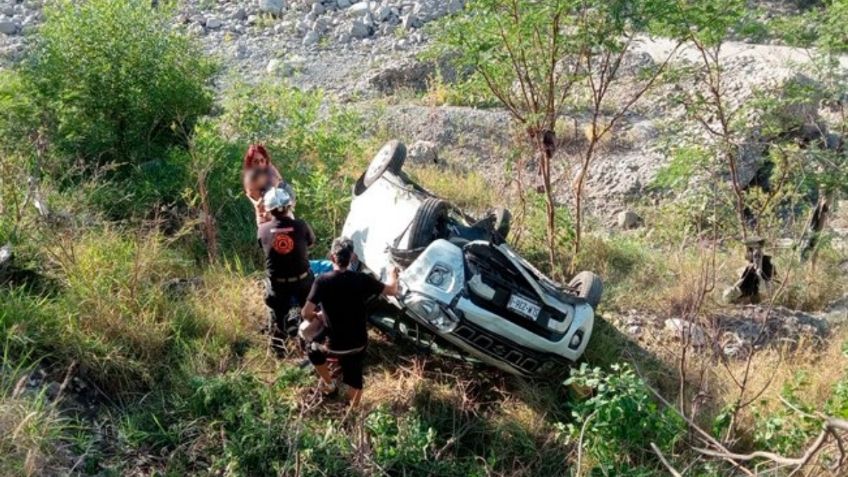 Familia en auto cae al lecho del río Santa Catarina en Monterrey