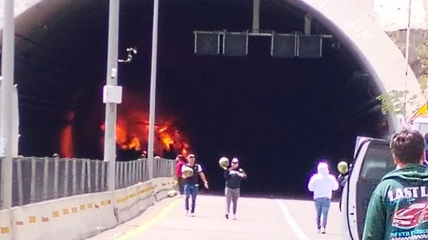 Choque de tráileres en túnel de Mazatlán deja 3 muertos, las dos unidades se incendiaron